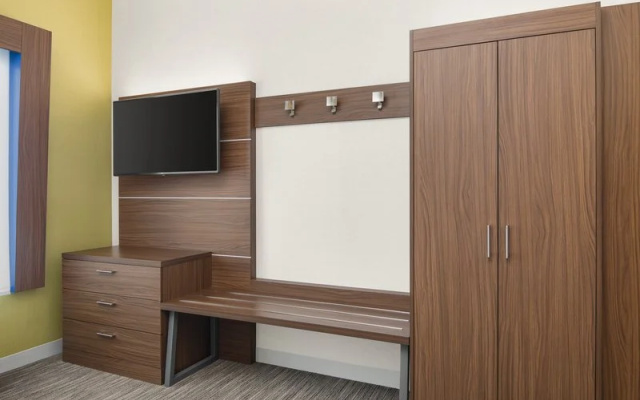 Holiday Inn Express Hotel And Suites