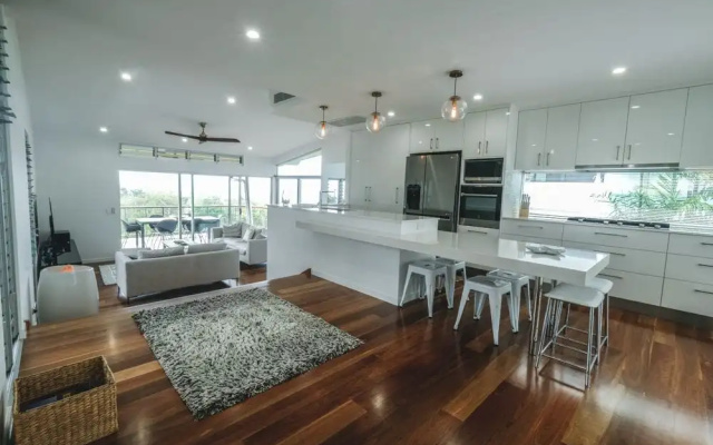 Bellevue -Airlie Beach