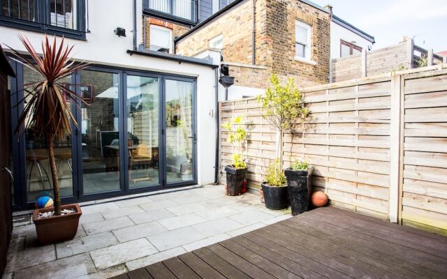 Отель Wonderful 4 Bedroom Home In Kensal Rise вид на фасад