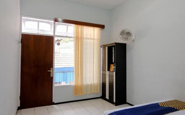 SPOT ON 1711 Serayu Sumbersari Residence