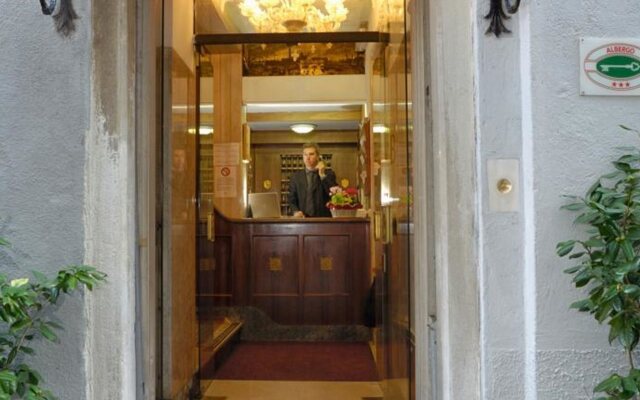Отель Albergo Basilea Венеция вид на фасад