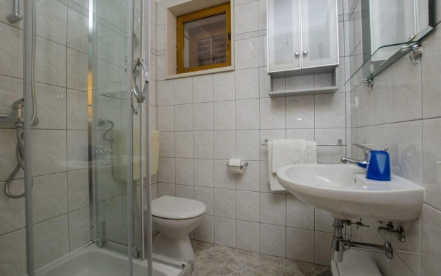 Apartment Lemar - parking and barbecue: A2 ANTIQUE Bol, Island Brac