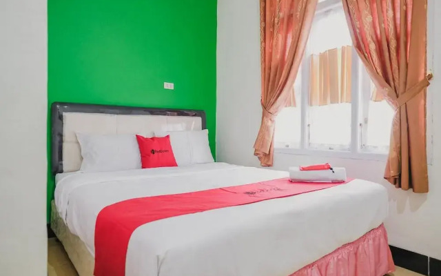 RedDoorz Syariah near Kebun Raya Liwa