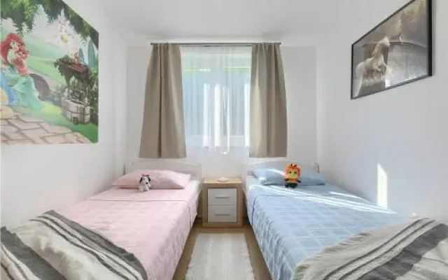 Four bedroom Holiday Home In Loborika