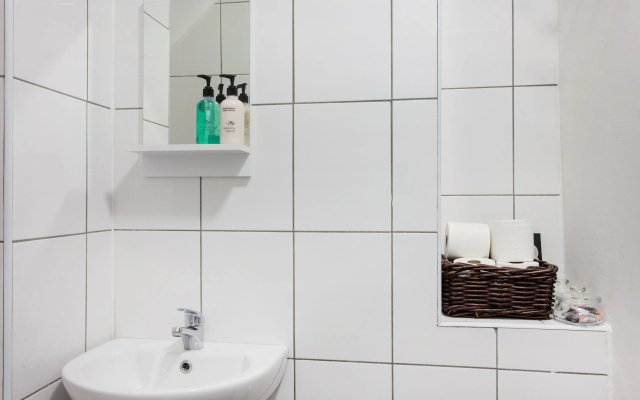 Cosy High Floor Studio Greek Street Soho