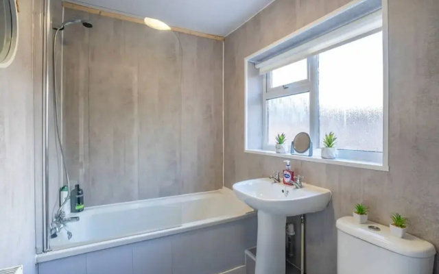 Spacious 3 Bed Flat-free Parking