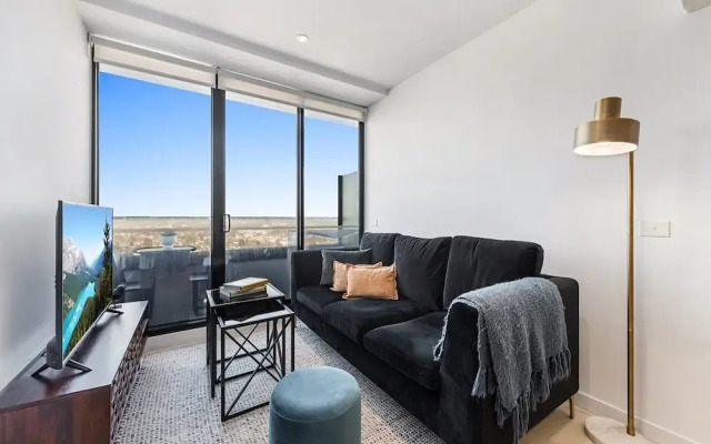 Chic 1-bed With City Views, Parking, Gym & Pool