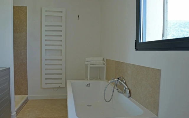 Villa in Malaucene With Private Pool