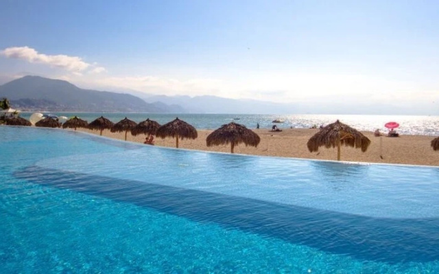 Beachfront Grand Venetian condo