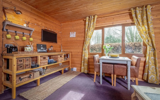 Redlands Country Lodge Log Cabin Apartments & WeeBothy