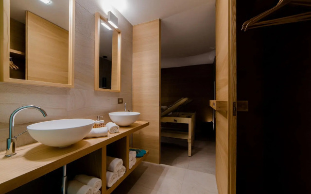 Cumeja Beach Club & Hotel