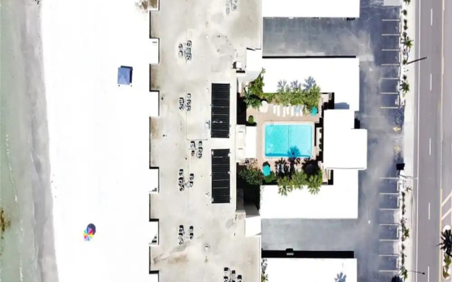 Madeira Vista 202 by Distinctive Beach Rentals