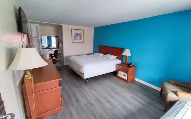 Clover Inn & Suites