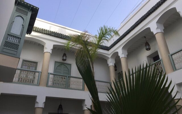 Отель Riad Les Hibiscus вид на фасад