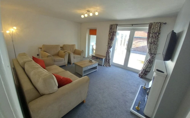 Leominster 3 Bedroom House, Parking Garden Private
