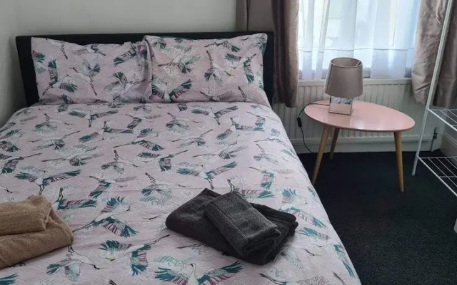 Cosy 2-bed Apartment - Sleeps 4 & Central