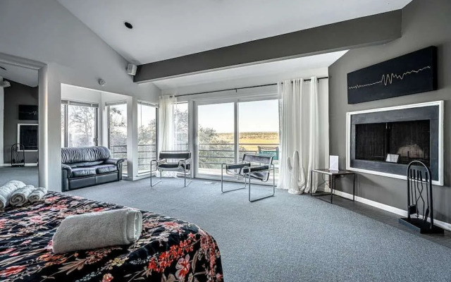 5br Home w/ Pool and a View!