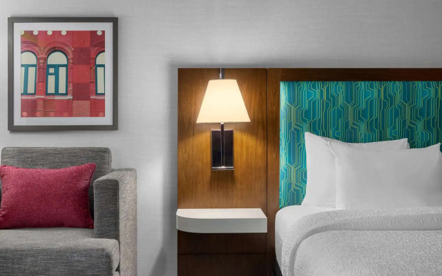 Hampton Inn & Suites by Hilton Orangeville, ON (H)