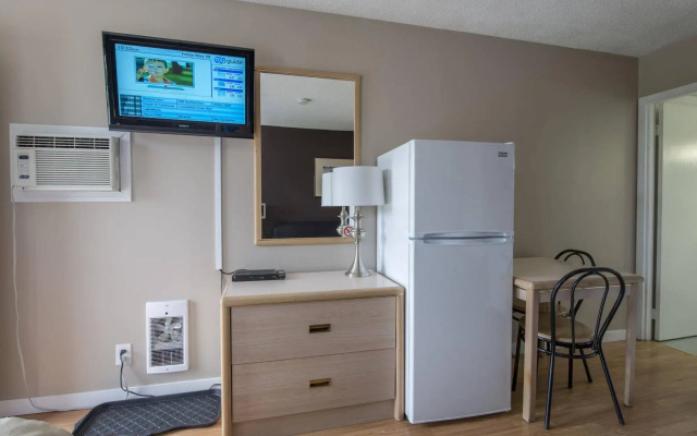 Maple Leaf Motel Inn Towne