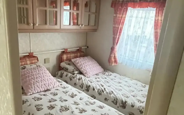 2 Bedroom Caravan - Sleeps 6 - Parking, Seaside