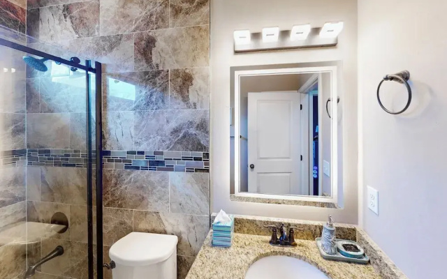 2 Mi to Beach! Group-friendly Navarre Getaway