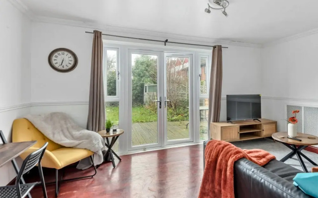 Hale Lodge, Beautiful 3 BR Home With Free Parking