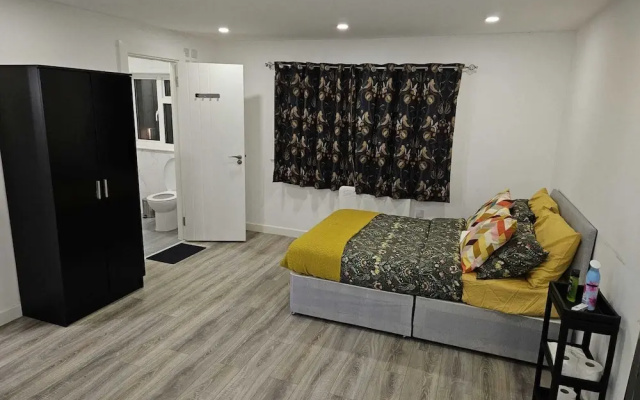 Impeccable 5-bed House in Orpington
