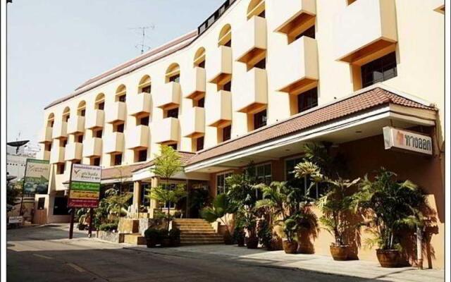Отель Ratchada Resort & Spa Бангкок вид на фасад
