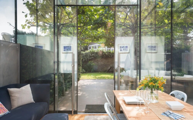 Beautiful 2BR Home With Conservatory and Garden