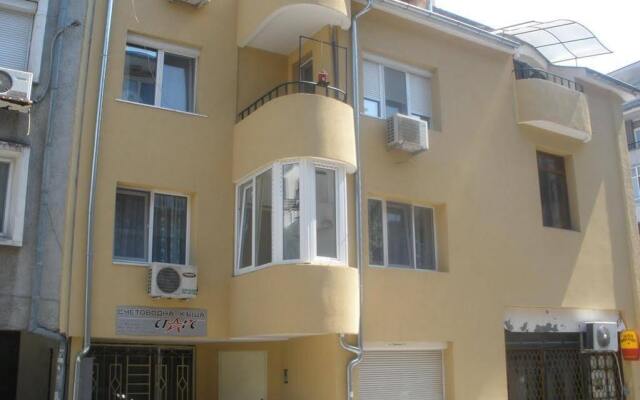 Отель Zoya Apartment Болгария, Бургас - отзывы, цены и фото номеров - забронировать отель Zoya Apartment онлайн вид на фасад