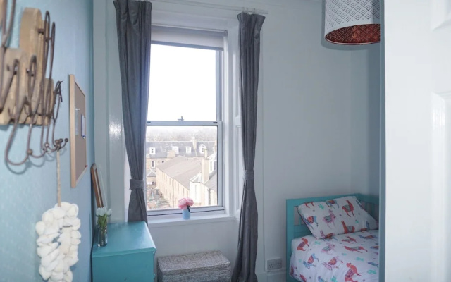 2 Bedroom Flat in Edinburgh With Free Parking