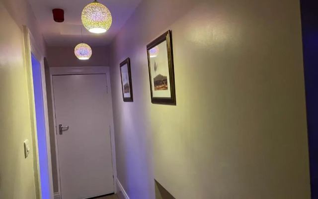 1 Bed Flat - Sleeps 2 - Hot Tub - Parking - Wifi