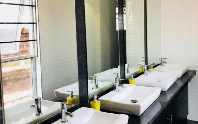 Hotel Orchid Inn (male only)