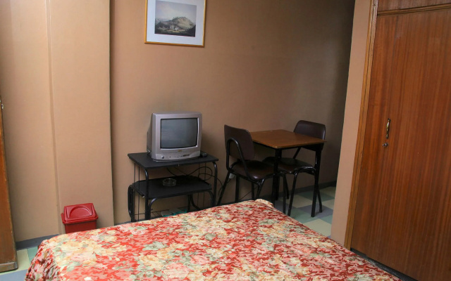 Yonas Hotel