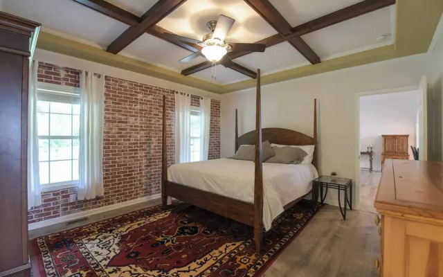 Riverside Ranch by Avantstay Mins to Downtown