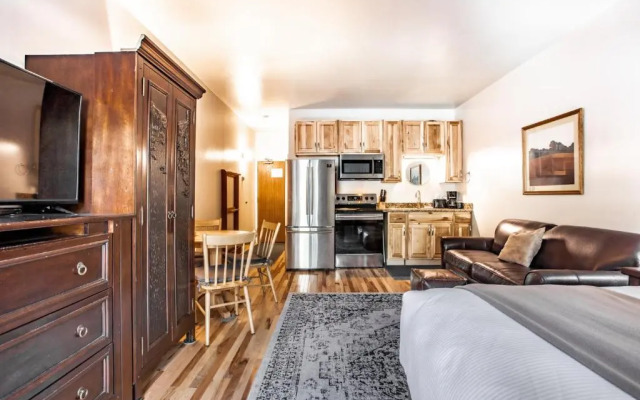 White Pines Prospector Square Studio Suite