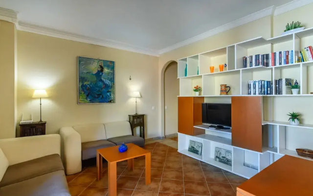 Beachside Apartment With Pool