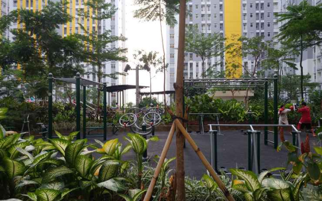 Homey 2BR with Pool View Apartment @ Springlake Summarecon By Travelio