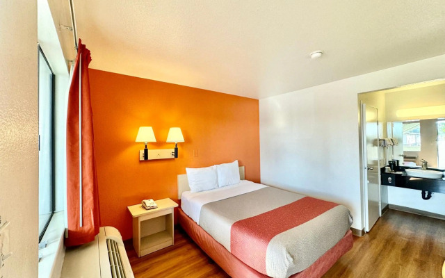 Motel 6 Bellflower, CA - Los Angeles
