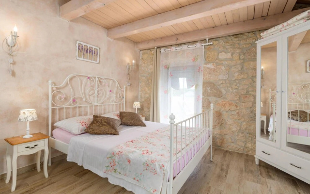 Beautiful Home in Kras With Wifi and 2 Bedrooms