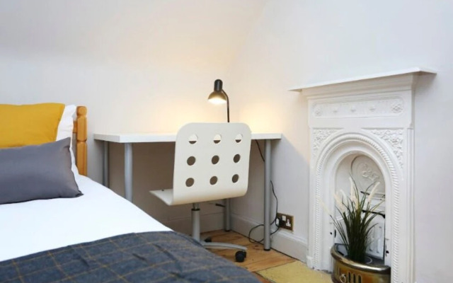 Homely & Spacious 4-bedroom Apartment by the Meadows