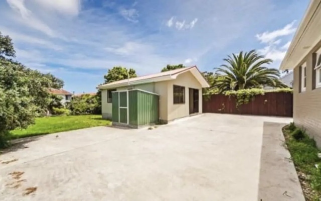 ARent - Serviced Garden Chalet - 8 Renton Road