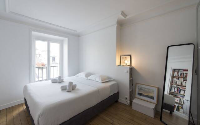 Отель Contemporary near Arc de Triomphe Париж комната для гостей