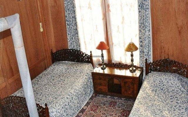 Kashmir Palace Group Of Houseboats