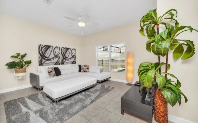 4891clock 4 Bedroom Townhouse