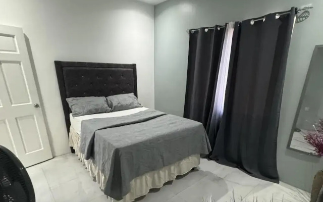 1 Bed - Sleeps 4 - Parking - 5 Min to Beach