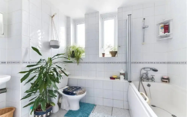 Spacious 2 Bedroom House With Balcony In Bermondsey