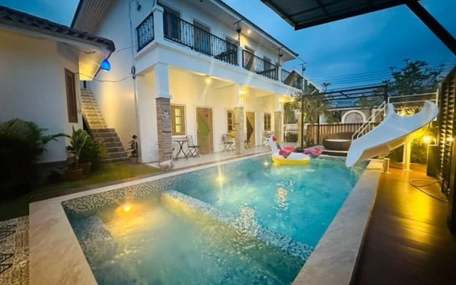 Chawee Pool Villa