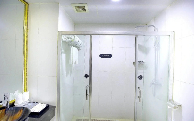 Chonpines Hotels·Zhongshan Xiaolan LRT Station