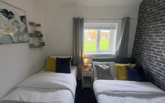 House - Sleeps 10 - Parking - Stn Close